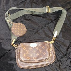 Lv crossbody DUPE
